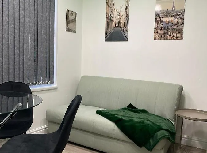 Luis In Apartment Leeds (West Yorkshire)