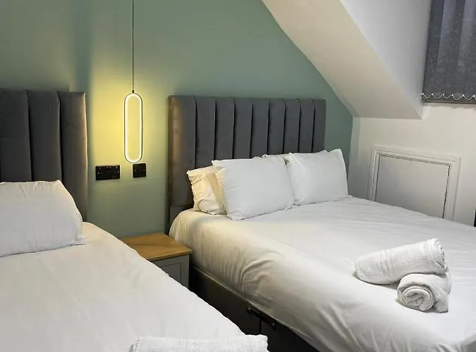 Luis In Apartment Leeds (West Yorkshire)