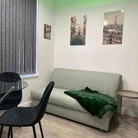 Luis In Apartment Leeds (West Yorkshire)
