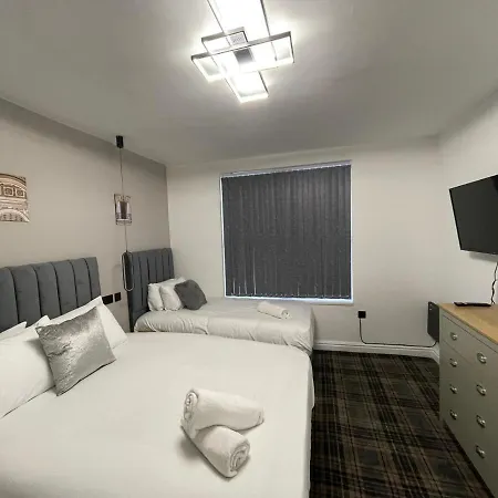 Luis In Apartment Leeds (West Yorkshire)